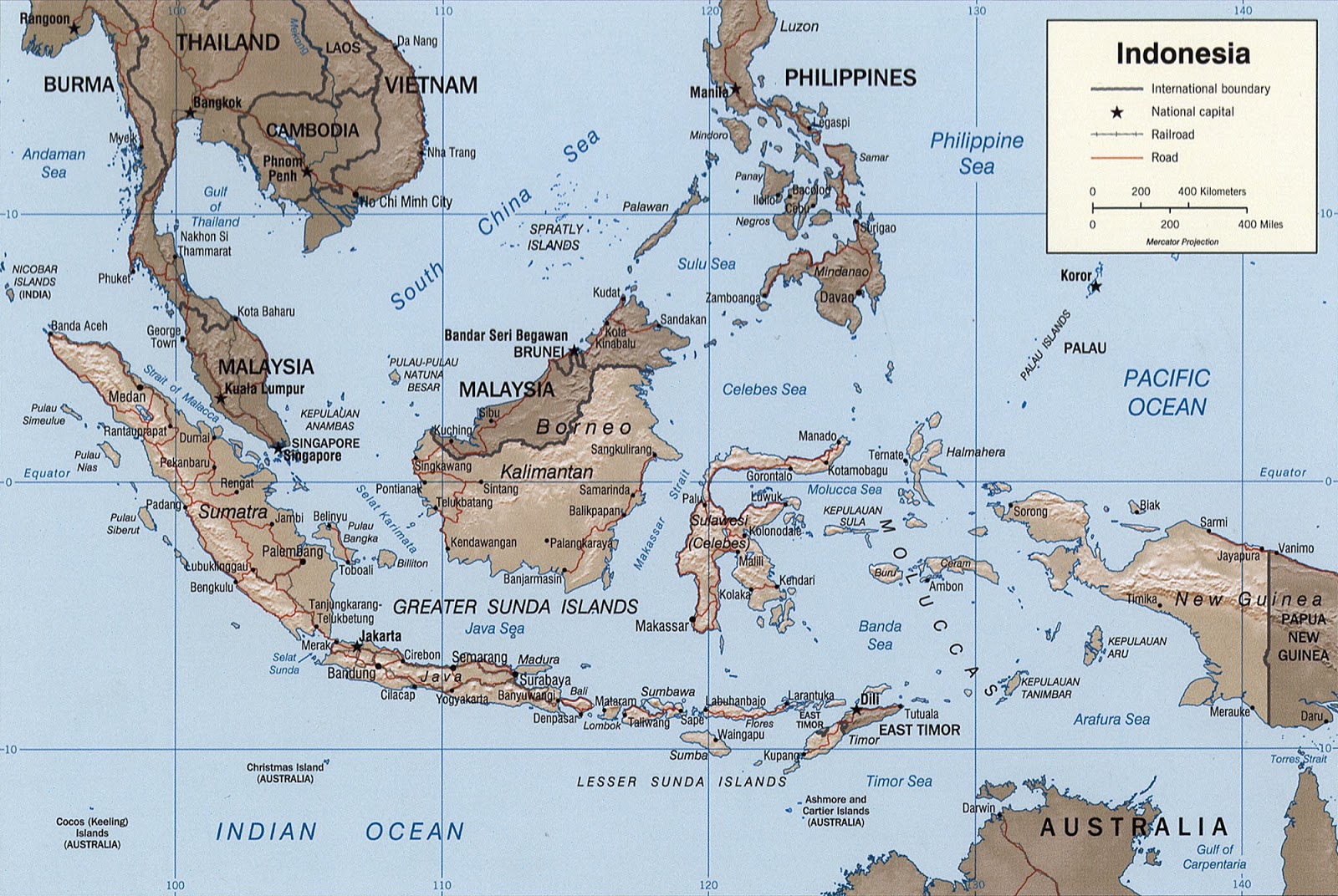 Un mapa de Indonesia que muestra la Línea de Wallace en azul. Al oeste se encuentran islas que albergan fauna asiática y al este está Wallacea que alberga una fauna mixta de Asia y Australasia. Lyde 