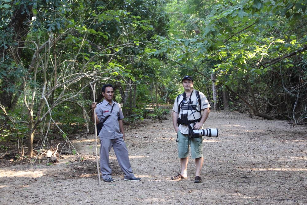 El autor en la isla de Komodo acompañado por un guardaparque: observe el palo bifurcado que lleva en todo momento para disuadir cualquier ataque del Dragón de Komodo. Imagen de Felicity Riley 