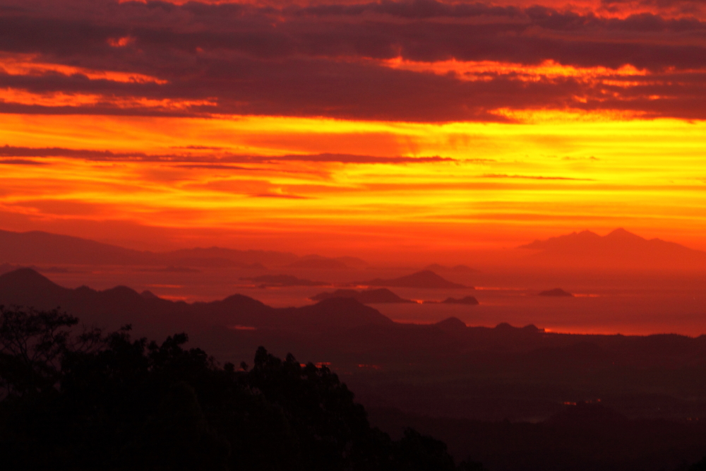 Solnedgang over dragernes land – udsigten fra det vestlige Flores over Labuan Bajo-bugten og over til Komodo- og Rinca-øerne. Billede af Adam Riley 