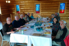 Rockjumpers 2019 Alaska fågelskådningsgrupp som njuter av en festlig middag på Tonglen Lakes Lodge