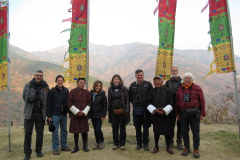 Rockjumpers fågelskådningsgrupp i Bhutan 2020 tar ett gruppfoto med berg i bakgrunden