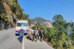 El grupo del tour de observación de aves de Bután 2020 de Rockjumper toma un descanso para tomar el té al costado de la carretera en lo alto de las montañas