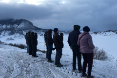 Rockjumpers 2019 Colorado fågelskådning turnégrupp söker efter Sharp-tailed Grouse i snön