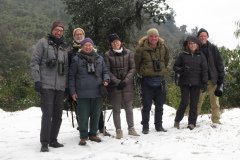 De Bhutan-vogelreisgroep van Rockjumper 2020 maakt een groepsfoto in de sneeuw