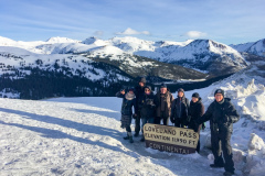 Rockjumper&#39;s Colorado-vogelreisgroep 2019 viert een Loveland Pass na het zien van de witstaartsneeuwhoen