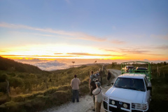 Rockjumper&#39;s vogelreisgroep 2020 in de Dominicaanse Republiek geniet van een prachtige zonsondergang