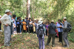 Le groupe de tournée d&#39;observation des oiseaux en Inde 2018 de Rockjumper rencontre des écoliers lors d&#39;une excursion