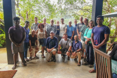 Le groupe d&#39;observation des oiseaux au Sri Lanka 2019 de Rockjumper prend une photo de groupe dans l&#39;un des lodges