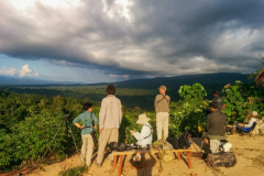 El grupo de gira de observación de aves de Papúa Occidental 2018 de Rockjumper en Nimbokrang