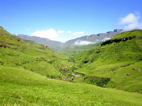 De mægtige Drakensberg-bjerge løber langs den vestlige grænse af KwaZulu-Natal-provinsen