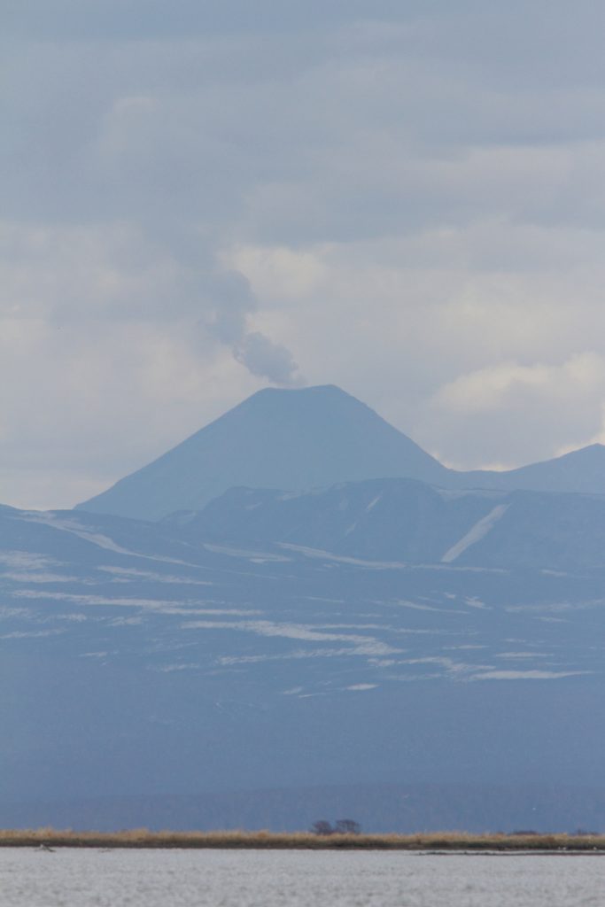 Karimsy-vulkanen fotograferad från Zhapanovafloden. Bild av Adam Riley 