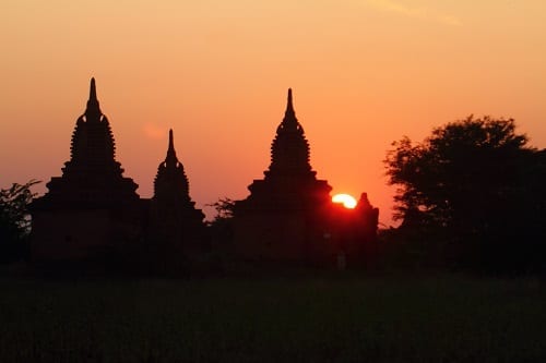 Solnedgang over templerne i Bagan