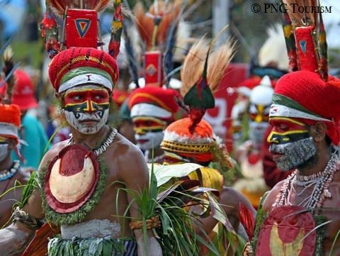 Melanesia omfatter Papua Ny Guinea, Bismarcks, Salomonøerne, Vanuatu, Ny Kaledonien og Fiji, og er en af ​​de mest kulturelt rige regioner på planeten.