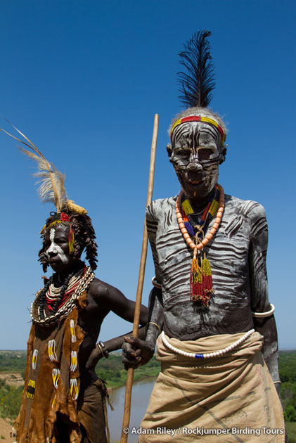 Una pareja de ancianos Karo con el río Omo al fondo.