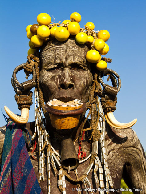 Una mujer Mursi con toda su vestimenta