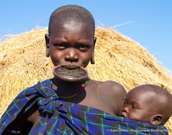 Madre e hijo Mursi