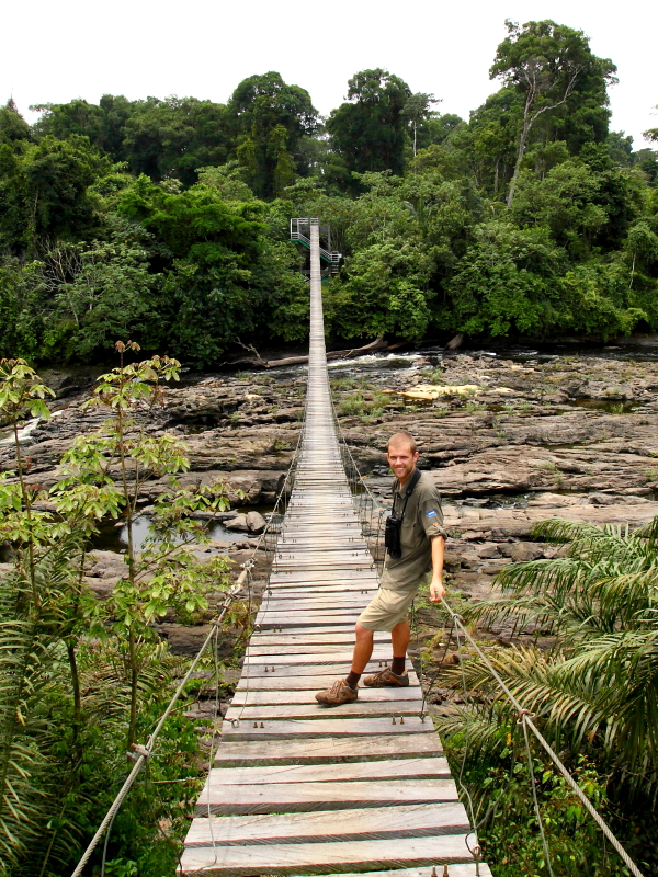 Markus Lilje på svängbron över Manaälven med Korup nationalpark i bakgrunden. Foto av Keith Valentine 