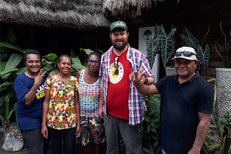 Gareth met het personeel van Raintree Lodge