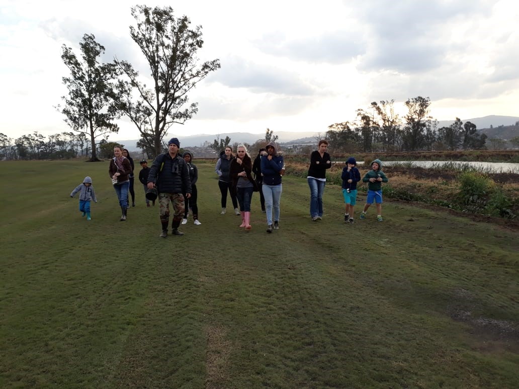 Algunos miembros del personal de la oficina y nuestras familias observan aves en Darville en Pietermaritzburg, 2019